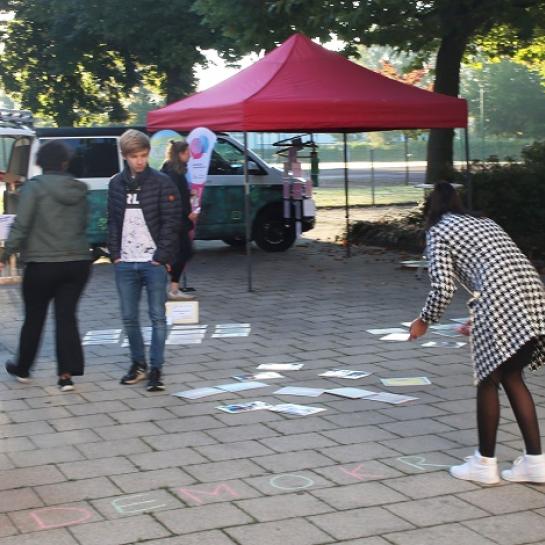 Das Demokratiemobil mach Halt an der Mittelschule Karlsfeld.